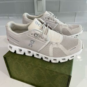 On running white pearl cloud 5